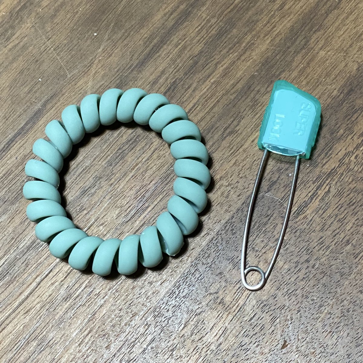 romasen's tweet image. ありがとうインターネット

リュックに入れた水筒が倒れちゃって地味に嫌なことが200円で解決

このネジネジゴム　透明キラキラか透明蛍光色の見たら買い直したいなー
セリアには地味な色しかなかった！もっと安っぽいキラキラのにしたい！ダイソーにはあるかな？
むーだーづーかーいー！