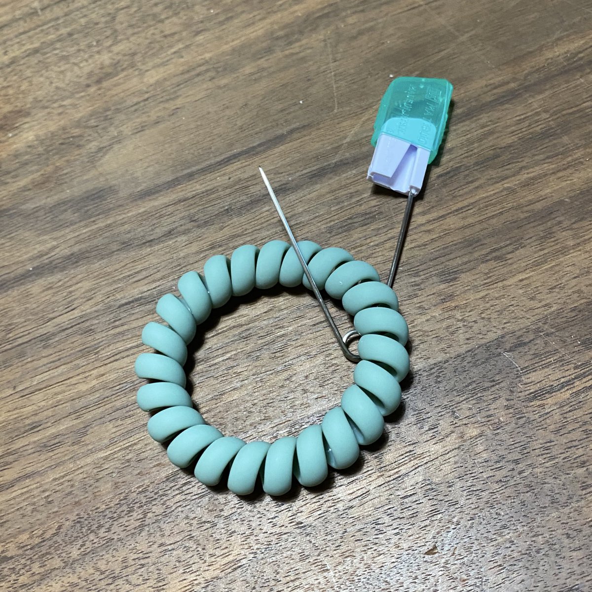 romasen's tweet image. ありがとうインターネット

リュックに入れた水筒が倒れちゃって地味に嫌なことが200円で解決

このネジネジゴム　透明キラキラか透明蛍光色の見たら買い直したいなー
セリアには地味な色しかなかった！もっと安っぽいキラキラのにしたい！ダイソーにはあるかな？
むーだーづーかーいー！