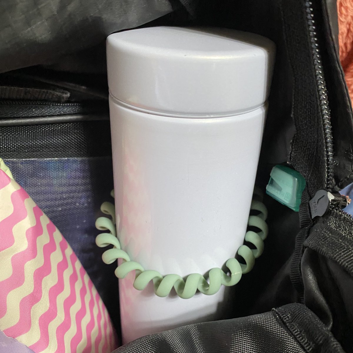 romasen's tweet image. ありがとうインターネット

リュックに入れた水筒が倒れちゃって地味に嫌なことが200円で解決

このネジネジゴム　透明キラキラか透明蛍光色の見たら買い直したいなー
セリアには地味な色しかなかった！もっと安っぽいキラキラのにしたい！ダイソーにはあるかな？
むーだーづーかーいー！