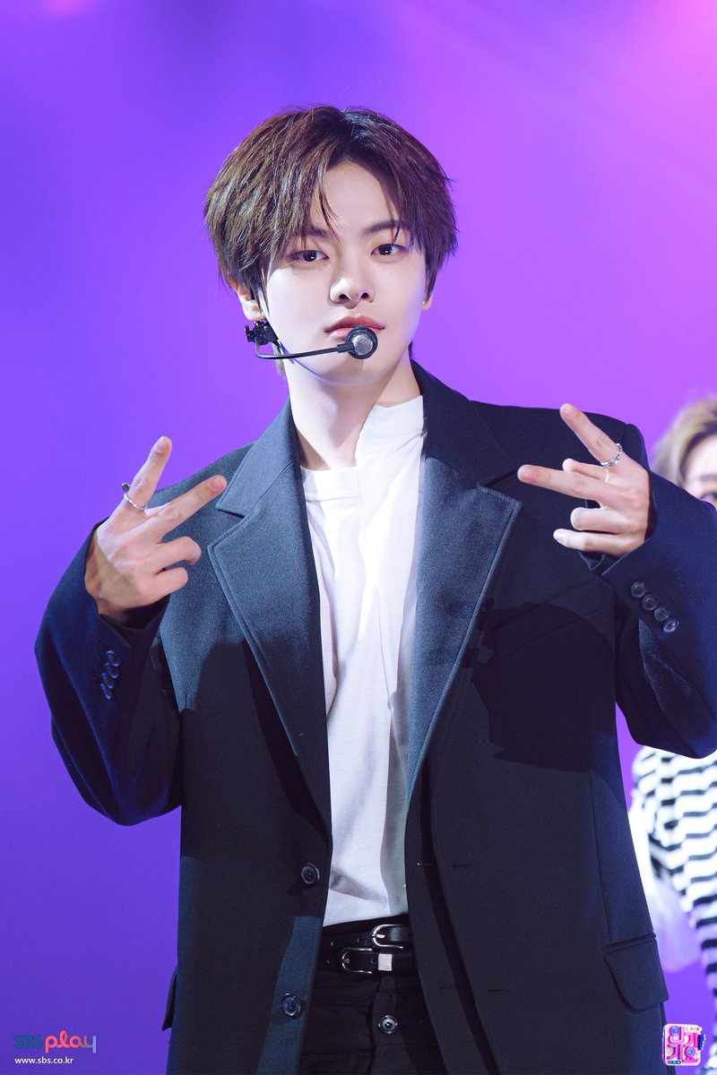 .🦁 Léo apparait dans un nouveau post !
Sur <a href="/inga_sbs/">SBS 인기가요 (SBS Inkigayo)</a>  X   [260205]

"J'ai fait mon analyse de colorimétrie personnelle, et on m'a dit de ne pas utiliser d'ombre à paupières pailletée, pas d'eyeliner, pas de blush, en gros rien du tout ㅠㅠ

Alors j'ai demandé : "Mais qu'est-ce