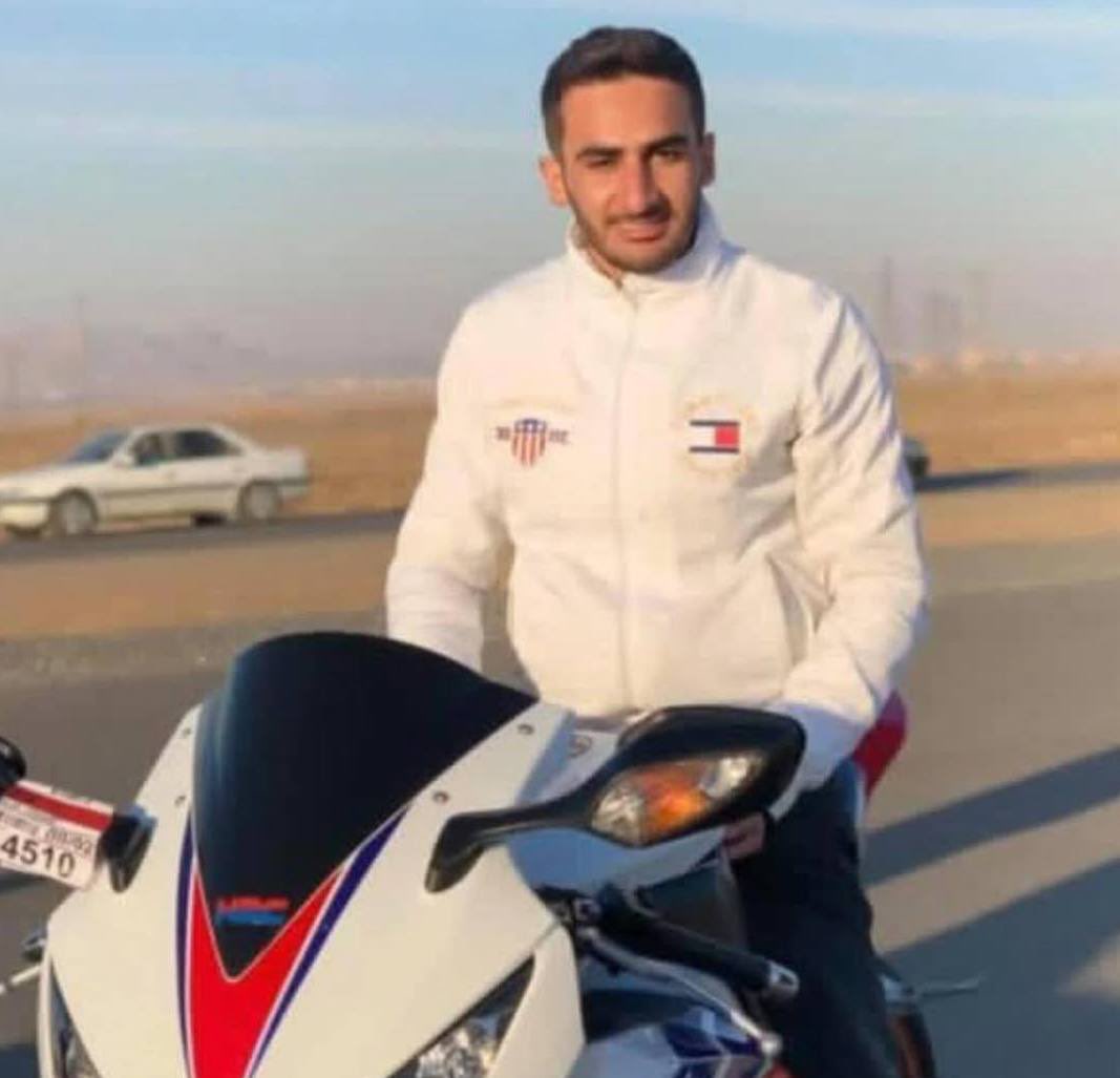 🆘Be #hossein_bandani voice‼️
He doesn't have a father and he supports her mother financially. his family need him alive❗
He has been arrested during protests in Iran, and now is at risk of execution ‼️
there is no information of where he is and how he is doing‼️
#IranMassacre