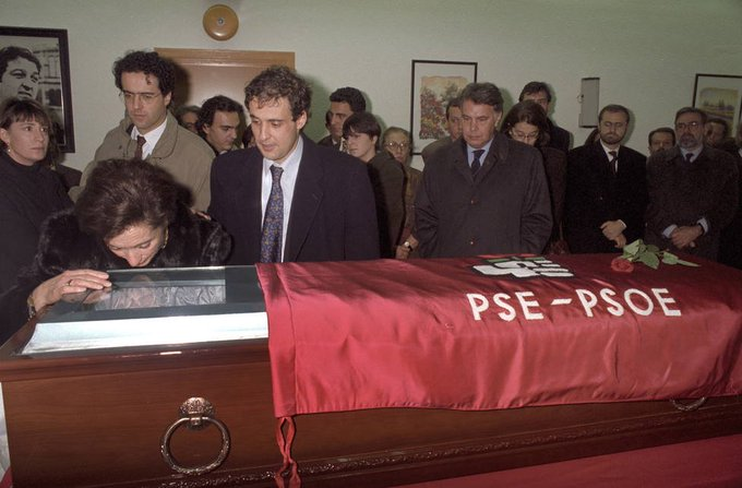 Hoy hace 30 años los etarras mataron por la espalda de un tiro en la nuca al socialista Fernando Múgica delante de su hijo.

Jose María Múgica, a Sánchez: "Que usted sea presidente con la ayuda del fascismo que nos estuvo asesinando en el País Vasco, produce una náusea infinita".