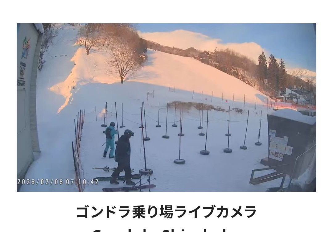 八方尾根のゴンドラ、7時から並んでる人がいたけど、強風で運転見合わせ。かわいそう。