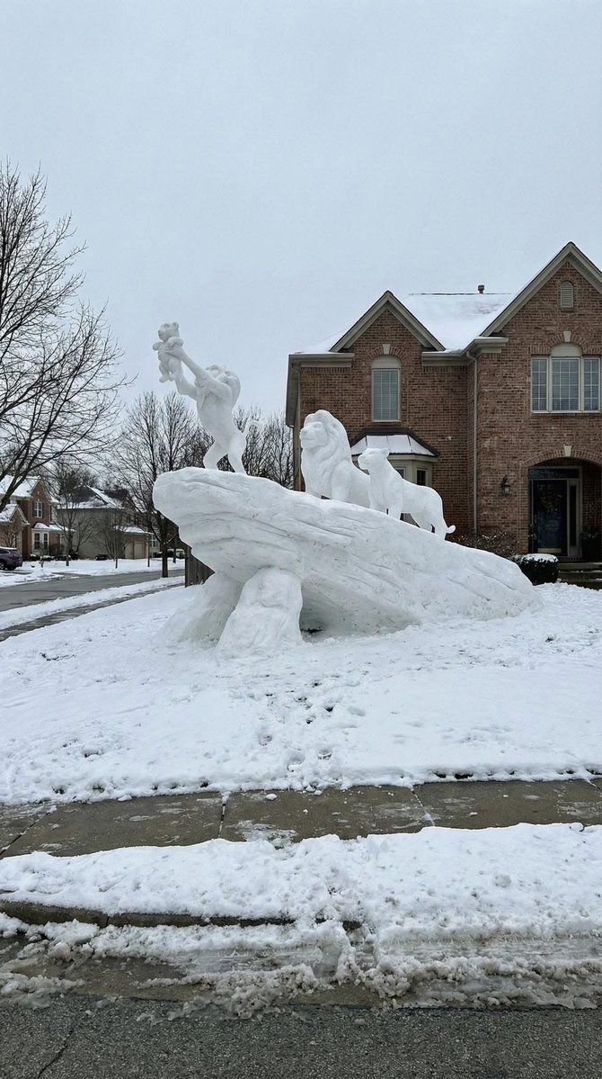 Some families make snowmen. This one said Hakuna Matata and built Pride Rock. 🦁❄️