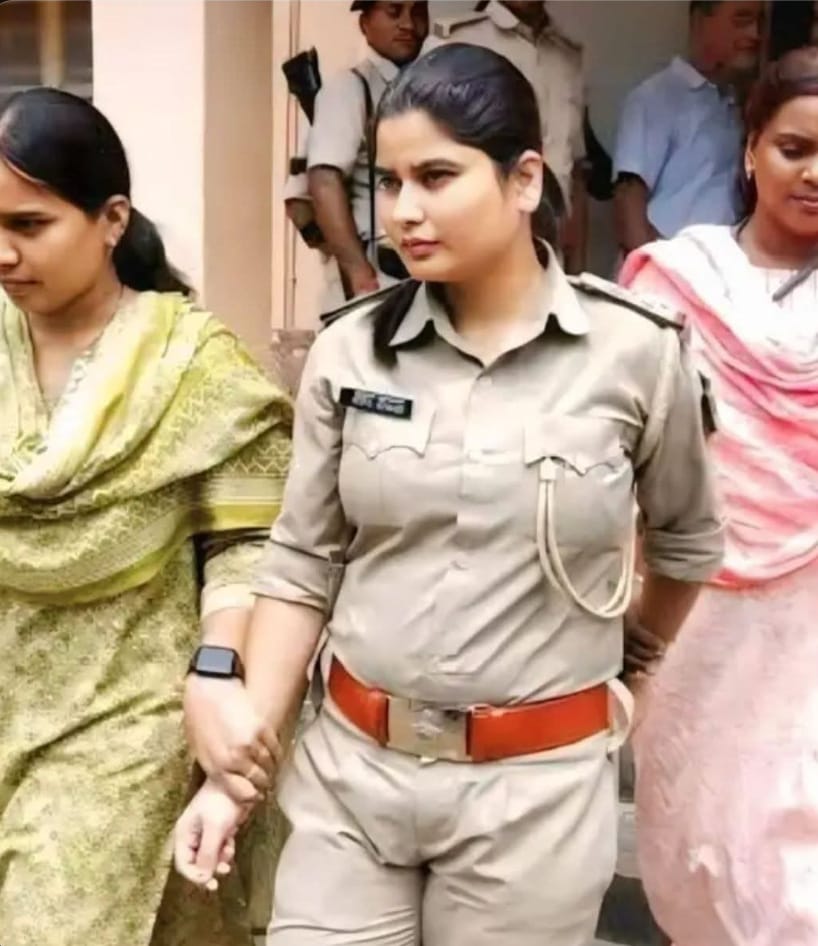 यही रिश्वतखोर पुलिस कर्मी भारत में अपराधियों को पनपने देते हैं।

छतोना गांव निवासी राजीव रंजन ने शिकायत की थी कि एक महिला की शिकायत पर पुलिस ने उन्हें थाने बुलाकर मामले को सुलझाने के एवज में 40 हजार की मांग की।

बात 20 हजार में तय हुई। जांच के बाद शिकायत सही पाई गई और फिर निगरानी