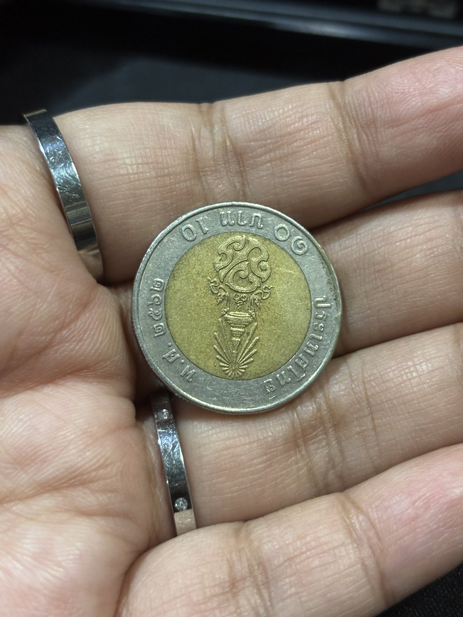 squidzalabim's tweet photo. bumili ako ng food kay kuya vendor sa labas ng office ko at binulsa ko agad yung sukli, di ko napansin na ibang currency binigay sakin 😭 https://t.co/ZYeywOBsg8