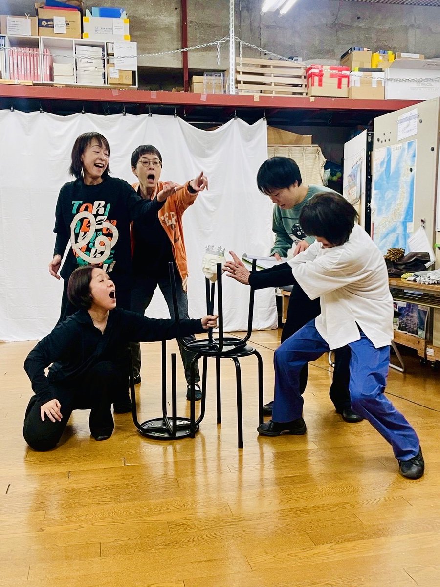 #hmpリア 小道具の原ちゃんと衣装の隅野さんと照明の髙木さんが稽古場にいらしてくださいました！ 今回も細部までこだわりあふれる作品づくり。全部楽しみやなぁ！
稽古の中心は物語が大きく動く後半へ。ヒトもヒトっぽいヒトも北へ南へ。何のために何をしてるんか。面白い方へ。まだまだ考えてます。