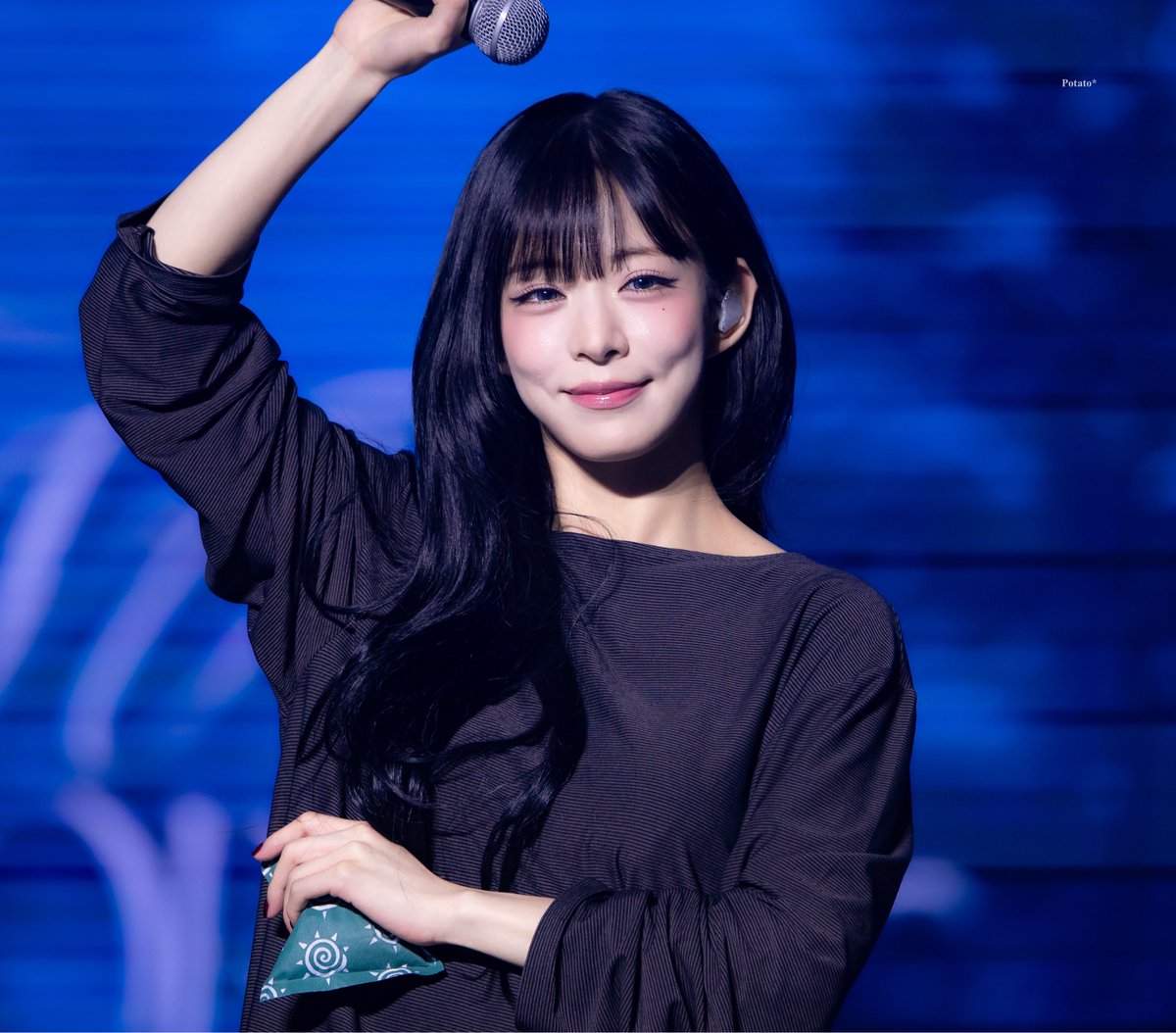 potatooppq's tweet photo. 260131 NOW TOMORROW. 👋

#fromis_9 #프로미스나인 #이채영
#Leechaeyoung https://t.co/uxFvIAMwmZ