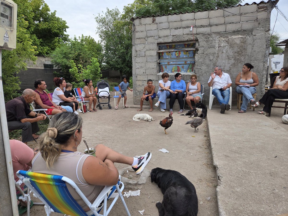 Hoy Int. <a href="/PajaroEnciso/">Carlos Enciso Christiansen</a>,  Equipo en reunión con vecinos de Barrio Candil a orillas Arroyo T. González. 
Escuchamos inquietudes y abordamos distintas problemáticas del barrio.
Contacto directo,  y un objetivo claro: mejorar la calidad de vida. Gobernar es estar con la gente