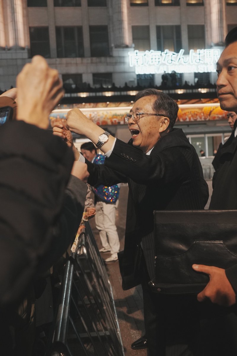 CHUDO_dotcom's tweet photo. 【斉藤共同代表　なんば広場で平和を叫ぶ】
中道改革連合は、これまでの日本が歩んできた
平和国家としての使命を果たしたいと訴える。

自由民主党と維新の会の連立合意文書に触れ、
集団的自衛権を全面的に行使することに指摘し、
非核三原則の堅持の重要性を改めて訴えた。

昨日の街頭演説会には、
いさ候補のライブ配信を行う人や、
斉藤代表の演説を聞きに高校生も。

明るい日本の未来のため、
生活者ファーストで選挙戦最終盤を走り抜く
様子をご覧ください！

#中道いいじゃん