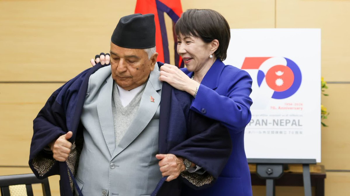 MessyLabX's tweet image. 尼泊尔总统到访日本，高市早苗亲自帮其穿上日本服饰
这体现了日本对他国元首的极高礼遇，展现了高市早苗优雅、博学且具备亲和力的一面，有利于提升日本国际形象。