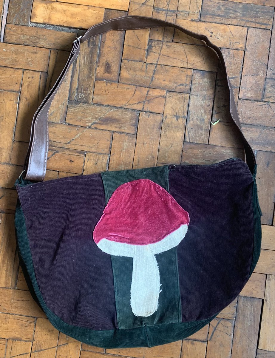 marina sena escreve deus com d minúsculo e vira bolsa de upcycling em goiania-go entemda