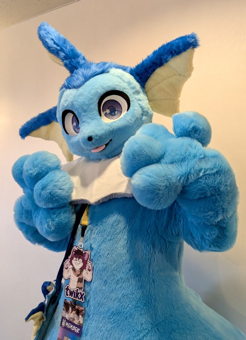 Is that a pokeball in your pocket or are you just happy to see me?✨
#fursuitfriday #vaporeon #pokemon
