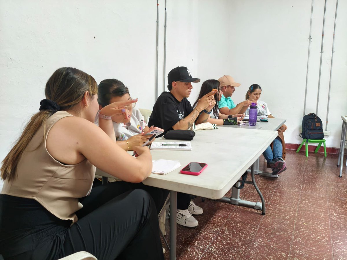 EsCulValle's tweet photo. Cartago fue sede del 3er Encuentro de Transferencia Metodológica en Danza Folclórica 💃🏽. Con el programa @EscuelasValle, la @GobValle avanza hacia la ‘Universidad sin ladrillo’ para rescatar nuestras tradiciones junto a maestros y pedagogos. 🎓✨ #CulturaValle https://t.co/Ja5sHayDwl