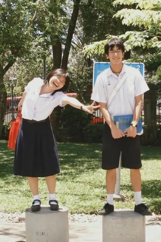 majalahdiffa's tweet image. 学生時代の無邪気な2人が、そのまま大人になって同じ並びで笑ってるのずるい。
制服で並んでた距離感が、ウェディングドレスとスーツに変わっただけで空気はそのまま。
名前も知らない他人なのに、胸の奥がじんわり熱くなるのは、こういう“時間ごと愛を重ねた証”を見せられるからなんだと思う。