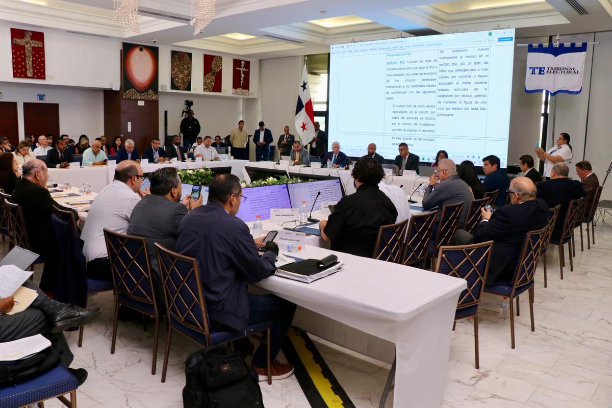 El Defensor del Pueblo, Eduardo Leblanc González, y la Adjunta Clarissa Martínez participan en la 39.ª sesión ordinaria de la Comisión Nacional de Reformas Electorales (CNRE), donde se continúa con el análisis y aprobación del Quinto Bloque, Título VII: Proceso Electoral.