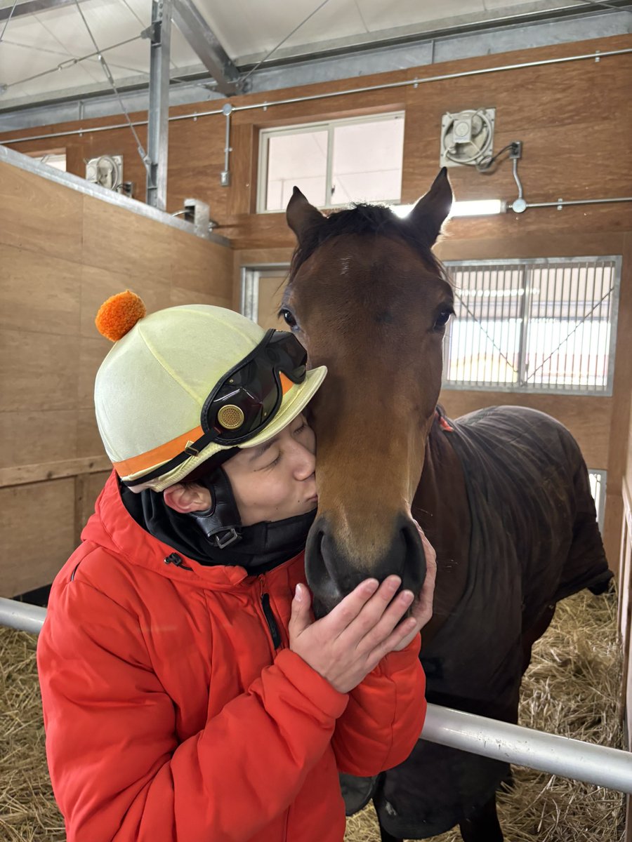 kato_kazuhiro_'s tweet image. 今週競馬のスティルアイライズによろしくねと挨拶にきた遠藤です
マメマメコンビ復活で頑張ってくれるでしょう🥹

マメマメコンビとか考えた人天才だな

こちらは遠藤のインスタです
是非こちらもフォローして応援してやってください🥹
instagram.com/tatsuki.0214?i…