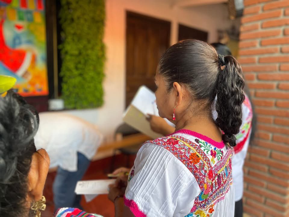 ¡Con la #CertificaciónLaboral, Oaxaca hace justicia a las y los artesanos!

Desde la <a href="/Trabajo_GobOax/">Secretaría del Trabajo de Oaxaca</a> , como entidad certificadora ante @CONOCER_mx, realizamos el pilotaje del Estándar de Competencias en telar de cintura, preservando técnicas ancestrales.