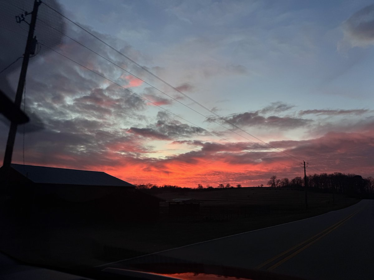 debbieg1695's tweet photo. ⁦@spann⁩ beautiful evening sky https://t.co/BwVbBemlUh