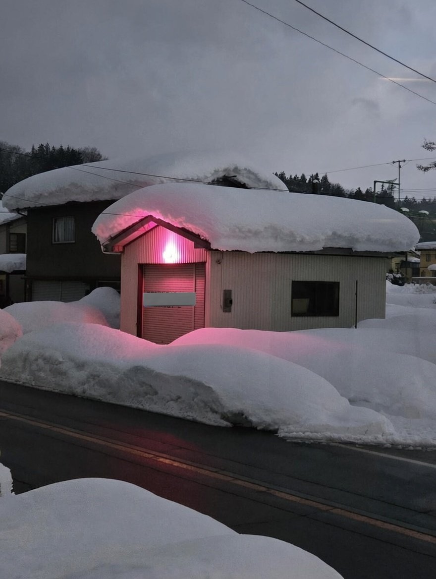 reonocc's tweet image. ２日ほど休めましたが、今晩から、また大雪予想。
除雪車で、出動することになるだろうなぁ。
除雪途中に見かける消防倉庫。赤色灯がやけにピンク🩷！
なんだかエロチックで笑えるのだよね(笑)