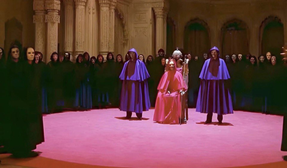 DosRunas's tweet photo. EL SECRETO QUE KUBRICK SE LLEVÓ A LA TUMBA.
En la penumbra que precede al amanecer, cuando el alma aún titubea entre el sueño y la vigilia, resuena un rumor que no muere: Stanley Kubrick no se fue por un corazón fatigado. Lo silenciaron. Lo extinguieron. Apenas unos días cuatro, seis, según la versión que se susurra después de entregar el corte definitivo de Eyes Wide Shut, su última partitura fílmica, su réquiem visual.
Aquella obra no es mera ficción. Es un espejo roto que refleja las ceremonias secretas de los intocables: máscaras venecianas que ocultan identidades, palabras-código que abren portones hacia lo prohibido, salones inmensos donde el lujo se tiñe de tinieblas y los cuerpos especialmente los más jóvenes, los más frágiles se convierten en moneda de cambio, en ofrendas vivientes.
La mansión de la orgía no nació de la imaginación desbocada del genio. Sus paredes reales fueron Mentmore Towers, antigua propiedad Rothschild, testigo mudo de otras noches que la historia oficial nunca contará. Kubrick lo sabía. Quiso mostrarlo sin velos: vendas en los ojos para negar la identidad de la víctima, túnicas rituales para disfrazar la violencia, muchachas reducidas a objetos intercambiables… e incluso niños, niños en el centro del cuadro, para que la depravación quedara desnuda, insoportable. El estudio lo detuvo con mano de hierro: “Eso no pasa”. Y no pasó. Al menos, no en la versión que el mundo vio.
Pero hay quienes juran en foros olvidados, en mensajes que desaparecen al amanecer que existieron veinticuatro minutos más. Veinticuatro minutos de nombres pronunciados en voz baja, de rostros reconocibles bajo la máscara, de rostros que no debían ser vistos. Una proyección privada. Voces airadas de ejecutivos: “Esto no se estrena así”. Y cuatro días después, el silencio absoluto. Un infarto, dijeron. Un corazón que se detuvo, dijeron. Pero el corazón de Kubrick llevaba años latiendo con la precisión de un metrónomo infernal; no se detuvo solo.
Décadas más tarde estallaría el caso Epstein: la isla, los aviones, las listas, las fiestas donde el poder se desnuda y se disfraza al mismo tiempo. Y al mirar atrás, Eyes Wide Shut ya lo había cantado todo. No como profecía, sino como acta notarial. Como un grito helado que nadie quiso escuchar.
Kubrick miró demasiado tiempo al abismo de los poderosos.
Y el abismo, esta vez, no solo devolvió la mirada: lo borró.
Duerme con los ojos abiertos, lector.
Porque algunos secretos no mueren cuando su portador cae.
Solo esperan la siguiente nota… la siguiente víctima… el siguiente amanecer sin respuestas. #EpsteinFiles 
#Agoralanavedelmisterioylacultura