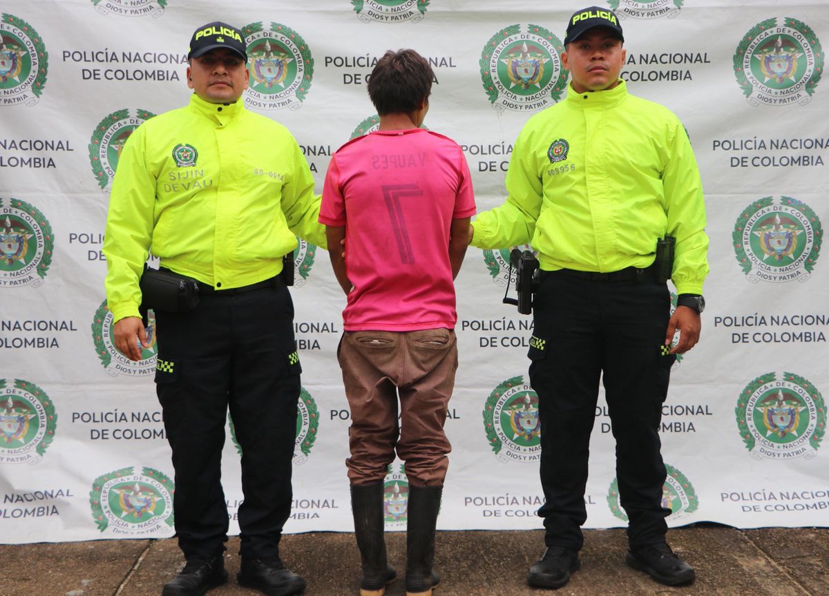 PoliciaVaupes's tweet image. #Mitú | En la comunidad  Caño Aguacate, @DIJINPolicia, en articulación @FiscaliaCol y la  Seccional de Inteligencia Policial #SIPOL , se logró la captura por orden judicial de un ciudadano de 34 años, requerido por el delito de violencia intrafamiliar.
@PoliciaColombia 
#S2D
