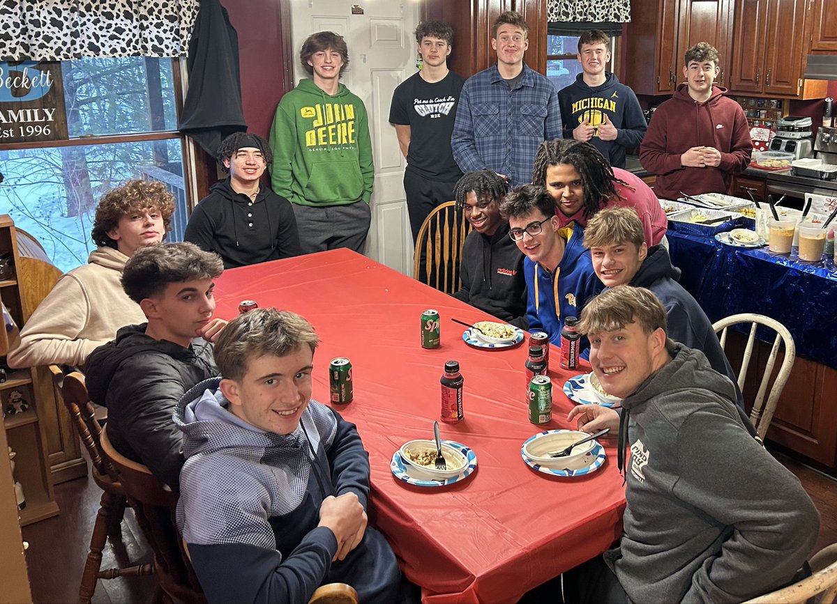 TalawandaBBall's tweet photo. Big thanks tonight to the  Becketts and the Shepherds for having team meal tonight. https://t.co/9fPeP0niel
