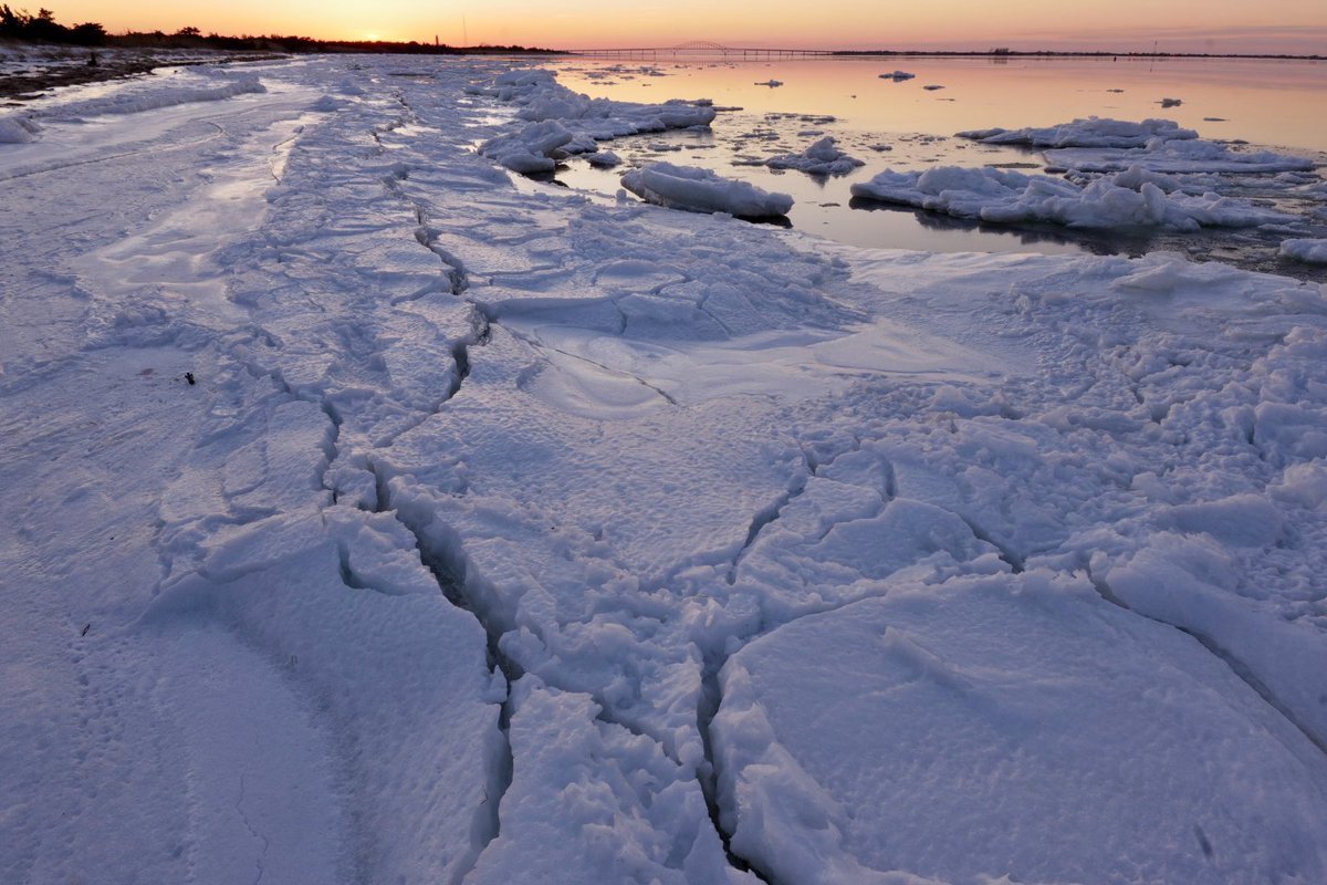 CraigPeterLow's tweet photo. Great South Bay deep freeze continues! #fireisland #greatsouthbay
#longislandsouthshore https://t.co/LHpmIoa7q3