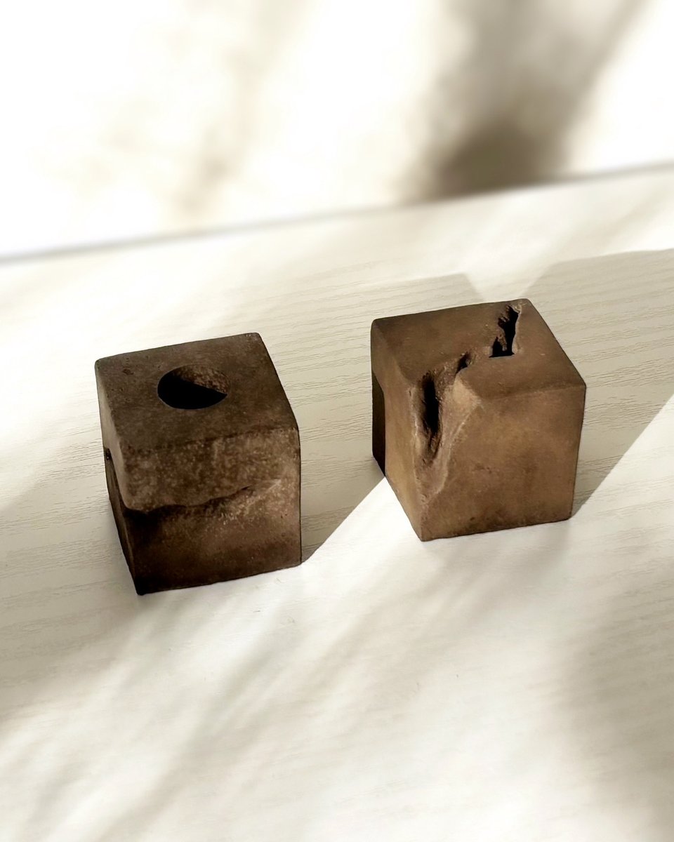 ◆COFFEE BREATH 正式発売◆

裂け目から、空気が通う。
そこから、循環が始まる。

廃棄されるコーヒーかすと、
CO₂を吸収・固定する素材特性を組み合わせたプロダクト
COFFEE BREATH を正式にローンチしました。
