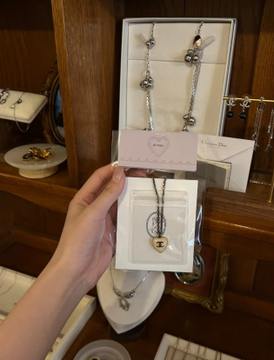 🌙 Shopping under city lights feels like therapy with a touch of sparkle 📷💕 🛒