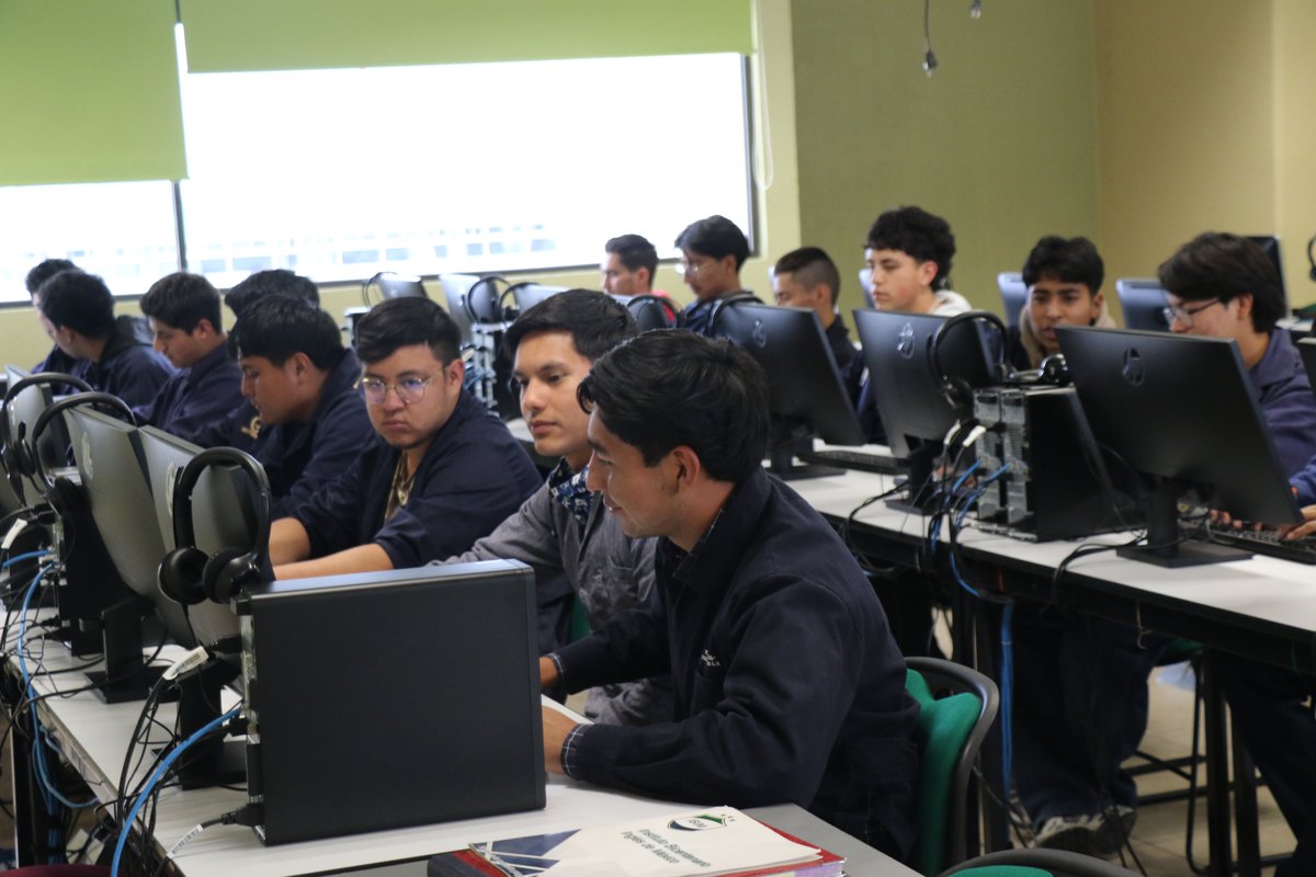 UPVToficial's tweet photo. Con el objetivo de brindar a nuestros estudiantes y docentes las mejores herramientas para su desarrollo profesional, se llevó a cabo la instalación de nuevos equipos de cómputo en la Dirección de División de Ingeniería Mecatrónica e Ingeniería Mecánica Automotriz de la #UPVT. https://t.co/K1u94dBrFb