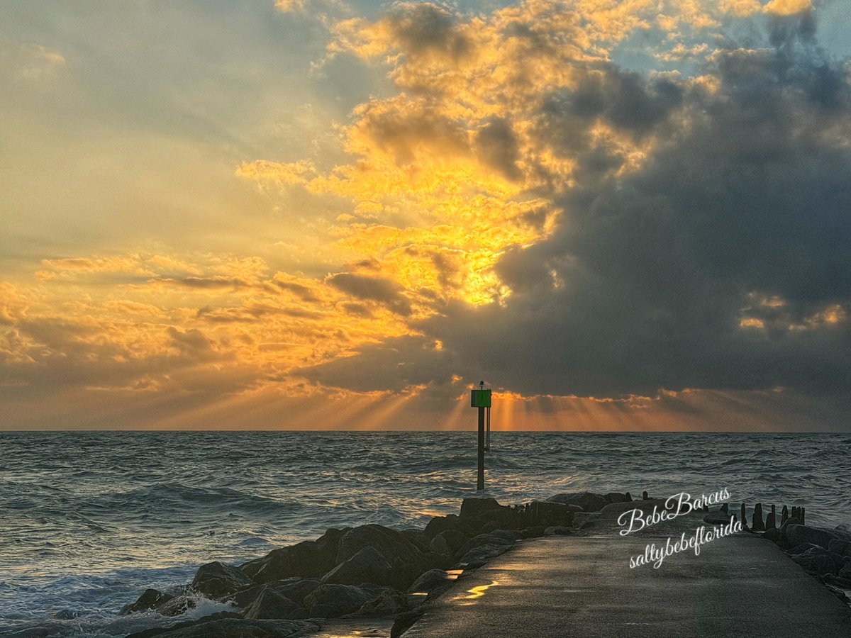 SaltyBebeFL's tweet photo. So pretty tonight and so brutally windy and cold. 🤩 Nokomis North Jetty Beach.
#welivehere #FLwx #coldfront #StormHour #thephotohour #accuweather #weathernation #foxweatherdesk #fullmoon #sunset #Florida https://t.co/Aj1CUHUy48
