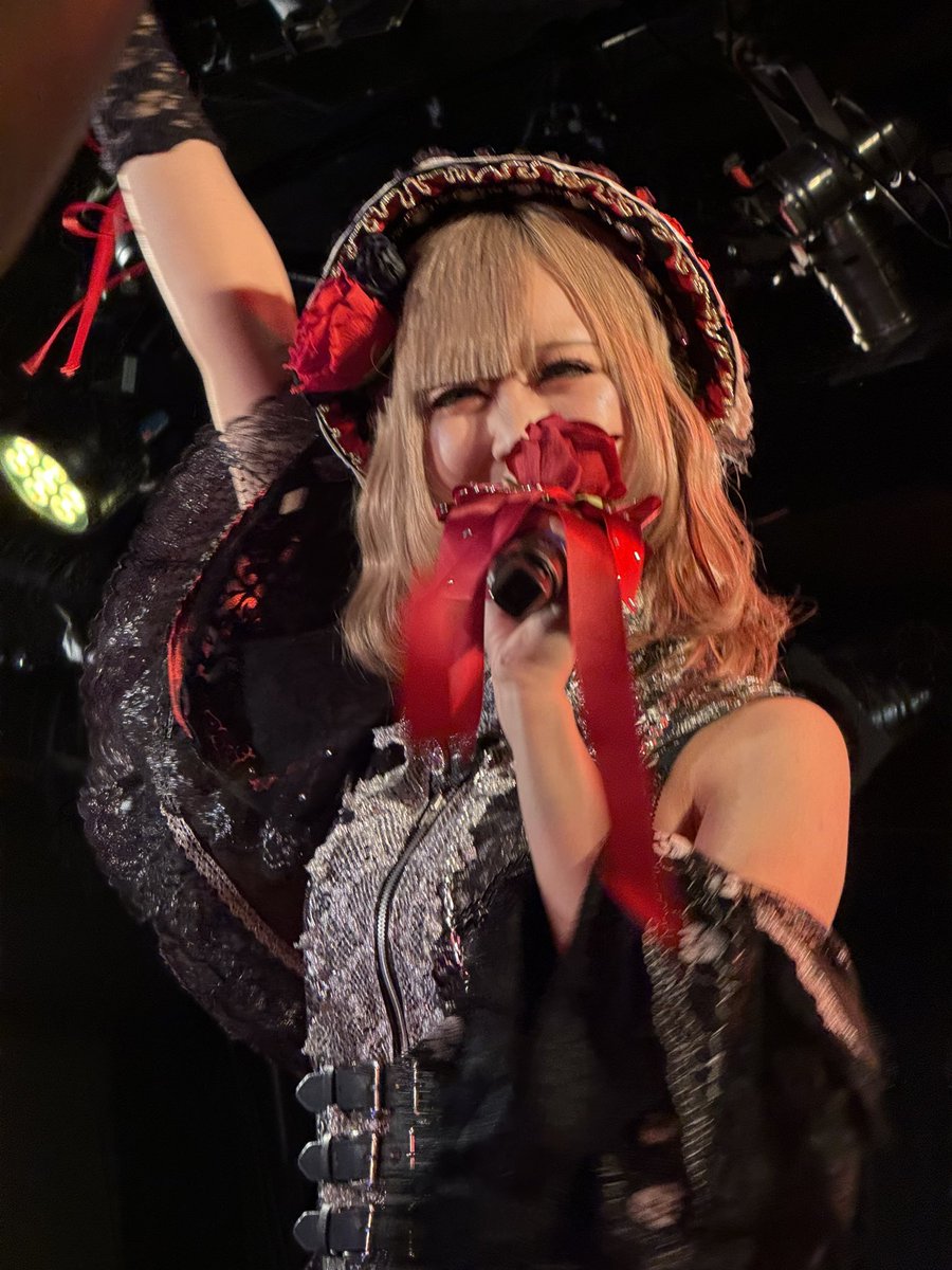 昨日は久しぶりに、#漆黒ノ協奏曲 のライブにー！
ゆきみんも頑張ってたな。
マオイさんは、流石のパフォーマンス！
ほんとに、みんな歪なのに美しい。
歪だから合わさった時強いんだね！絡まって外れないんだね。
凄いメンバーだと思った。