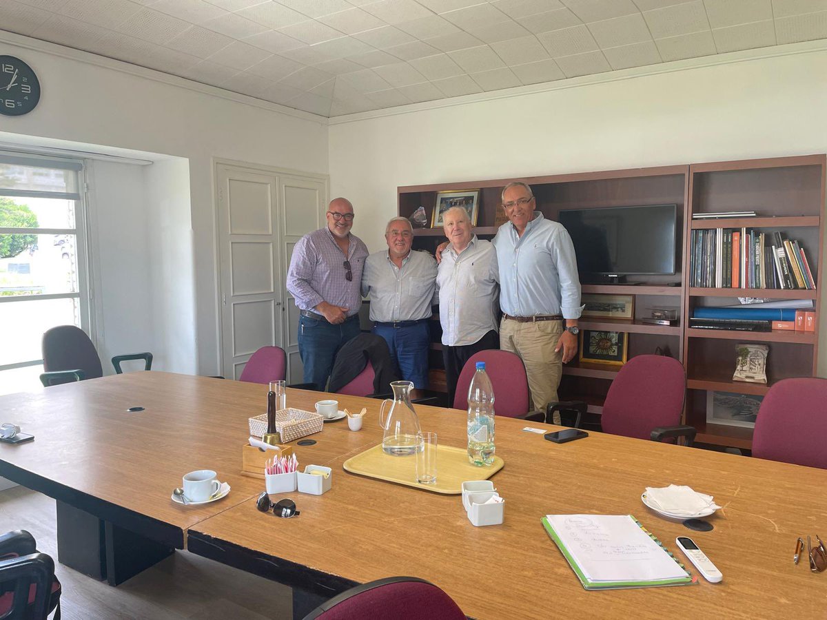 Desde la #LigaPunta recibimos a representantes de la Asociación Honoraria de Salvamentos Marítimos y Fluviales (ADES), con participación de ADES Punta del Este y ADES Montevideo. Reconocemos su trabajo honorario en la salvaguarda de la vida humana en el mar.