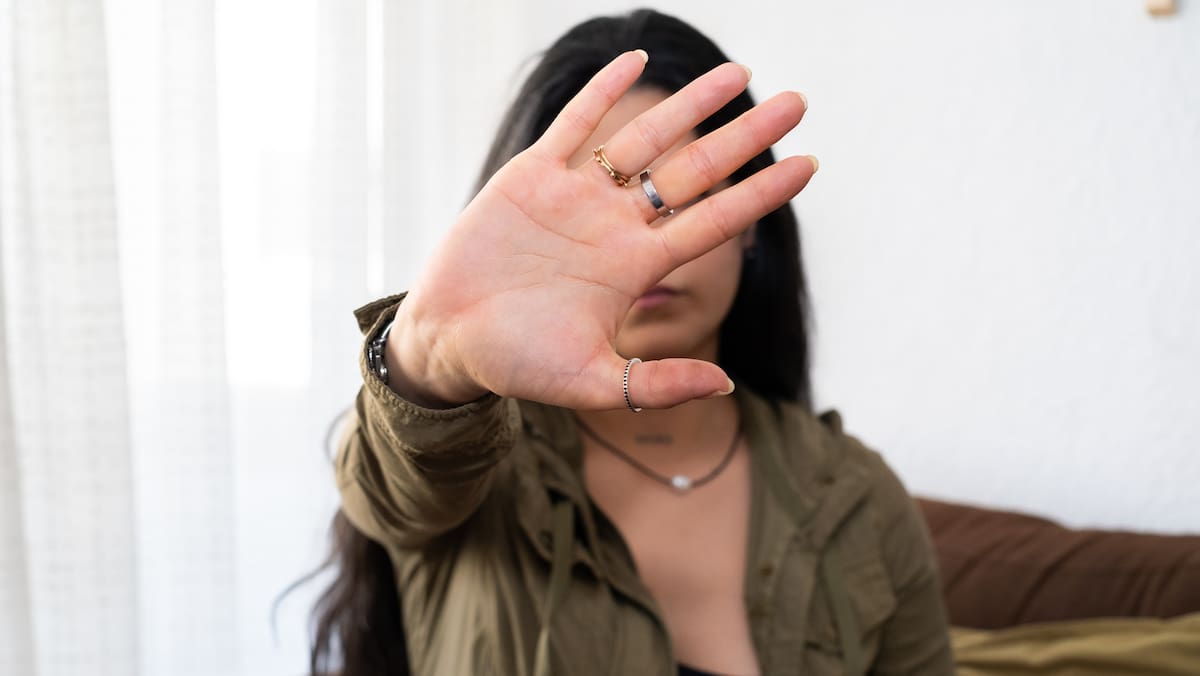 Blickch's tweet photo. Neue Zahlen zeigen, wie stark häusliche Gewalt in einzelnen Bevölkerungsgruppen verbreitet sind. SVP-Nationalrat Pascal Schmid ortet dabei primär ein Migrationsproblem. Denn selbst ausländische Frauen werden öfter beschuldigt als Schweizer Männer.  https://t.co/WOJJdnIwX4 https://t.co/33gqhUSvRC