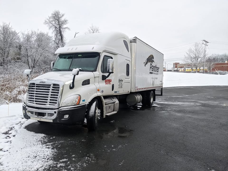 Snowy roads and long hauls, just another day out there! ❄️ Which challenge do you prefer to take on—slick rain or heavy snow? 📷 Jc Nacci