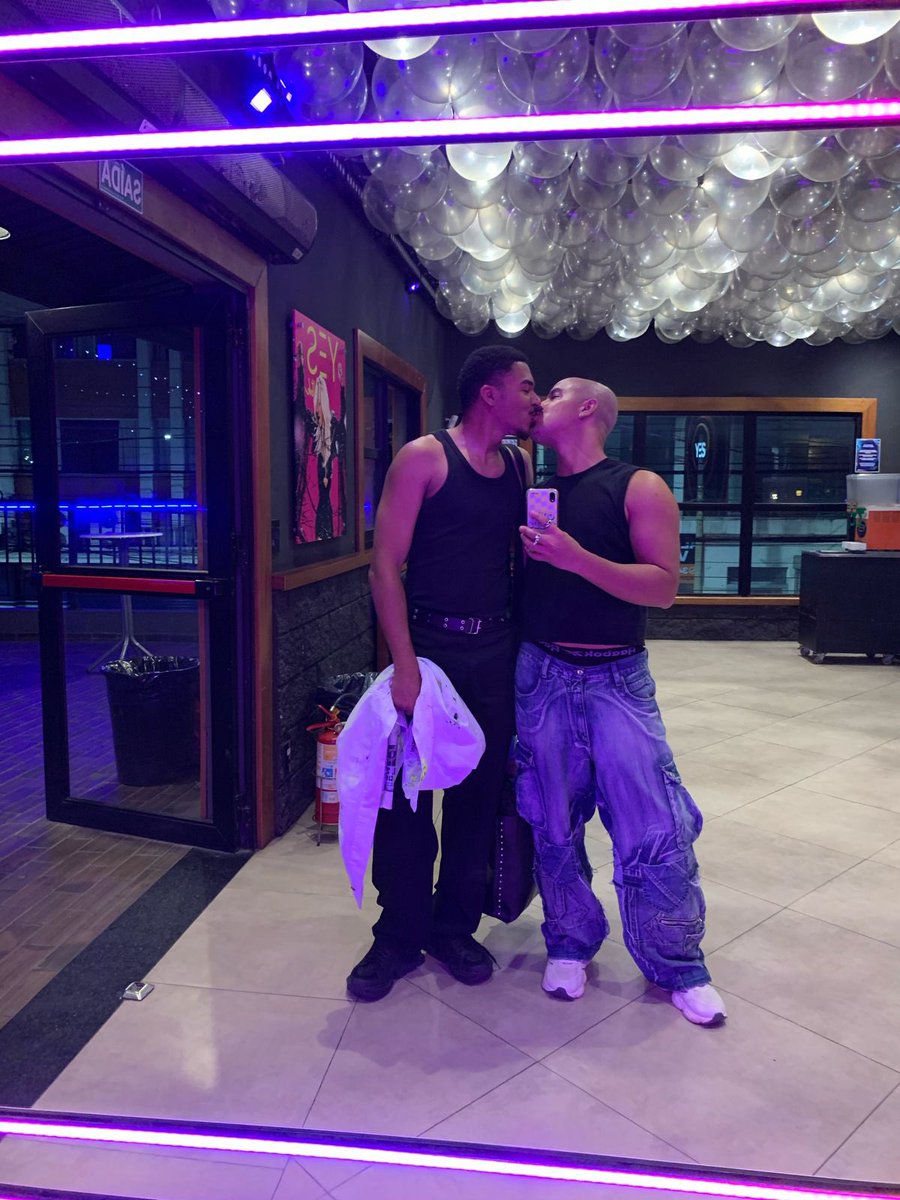 Hoje completo um ano de namoro com esse príncipe aqui🥹🤎