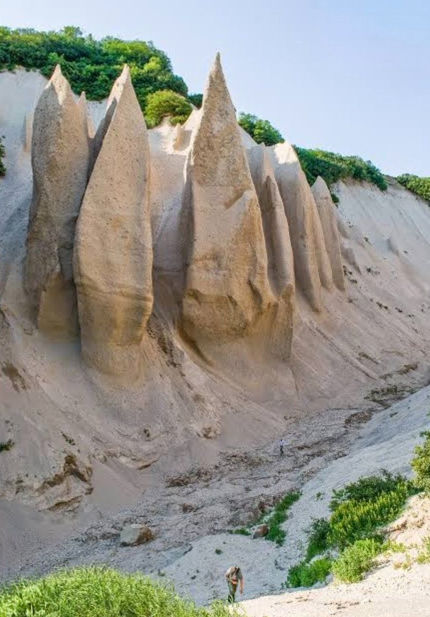 KUTKHINY BATY National Monument is a bizarre pumice outcrop 4 kilometers from the source of the Ozernaya River (Kurilskoye Lake), Russia. 

Our fascinating but freaky MELTY world! 😯