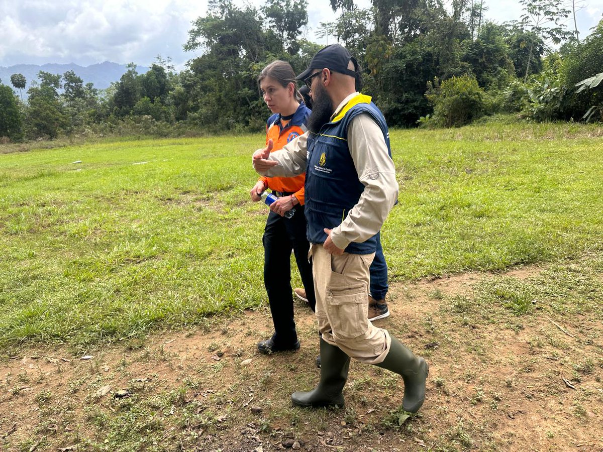 DefensaCivilCo's tweet photo. ¡Presentes donde más nos necesitan! 🇨🇴
Nuestra Directora Ana Milena Mejía y @CarlosCarrilloA (@UNGRD) recorren las zonas rurales de #Tierralta, #Córdoba. Escuchamos a las comunidades para dar soluciones reales a los afectados por las inundaciones. 🤝
#ComprometidosConColombia https://t.co/JCtnBj8hxf