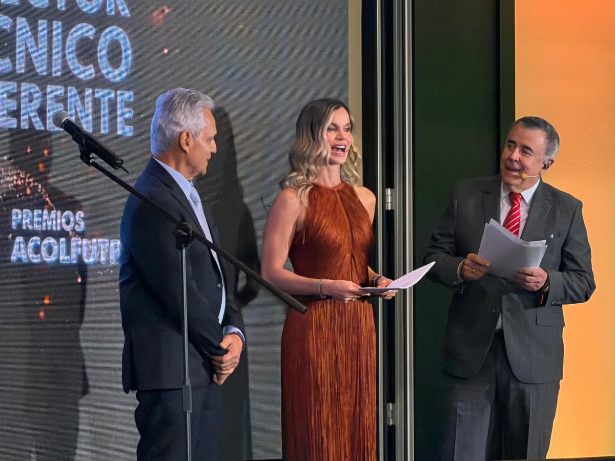 GolCaracol's tweet photo. 👏🏻🔥 ¡LA CORONA AL REY! 👑👀

Reinaldo Rueda fue uno de los homenajeados, este jueves, en la gala de los Premios ACOLFUTPRO 👏🏻🔥 por su importante trayectoria como entrenador colombiano. ⚽😁 ¿Cómo describiría al estratega de 68 años.

#ReinaldoRueda #GolCaracol #FutbolColombiano https://t.co/8glb36GVwh