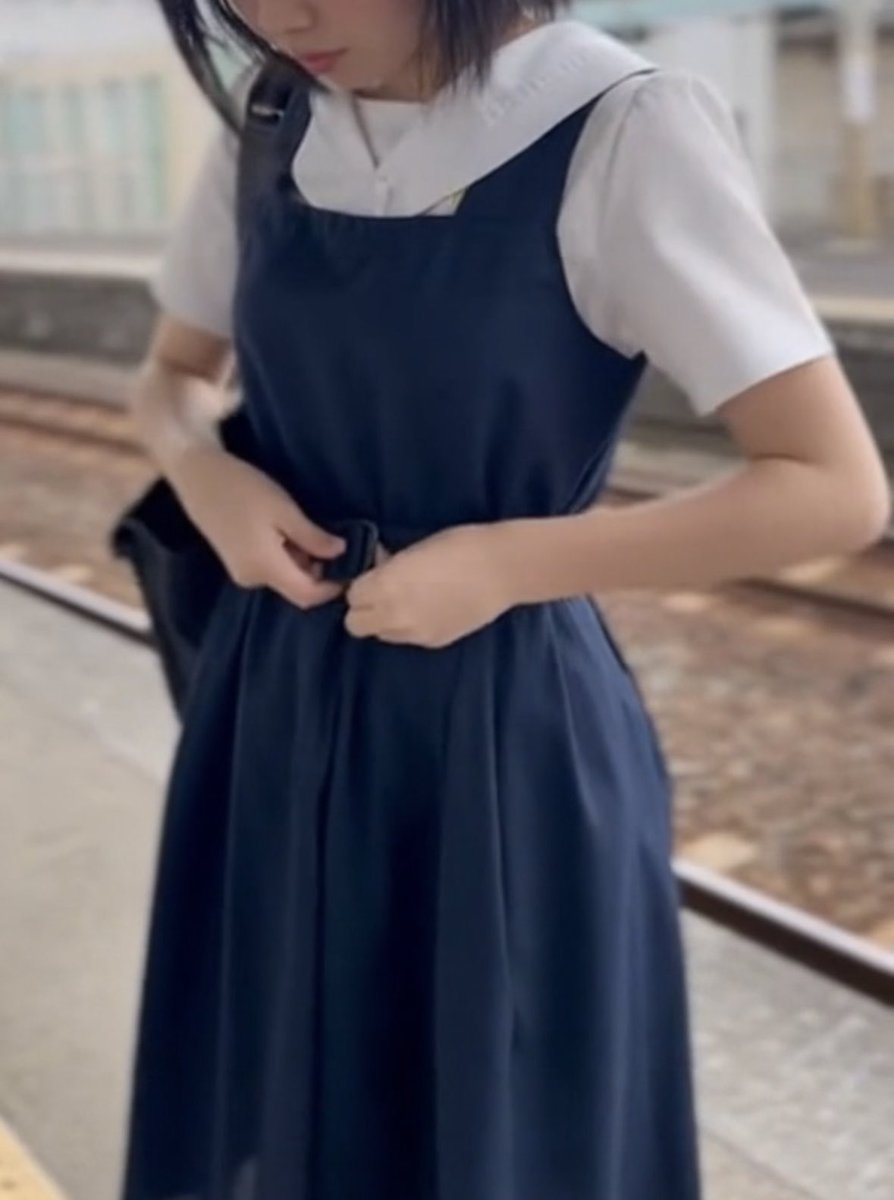 luv_corset's tweet photo. ベルトを締め直す毎日でした。一緒に通学していた友達と3人で駅のホームで、ジャンパースカート制服のベルトを締め直していたのはワタシです

人目をはばからず、ジャンスカを綺麗に整えて、ベルトでギュー。3人で無意識に、誰がウエスト細いかって比べてたよな。細さとベルトの締め加減。 https://t.co/vJpYqC3idb