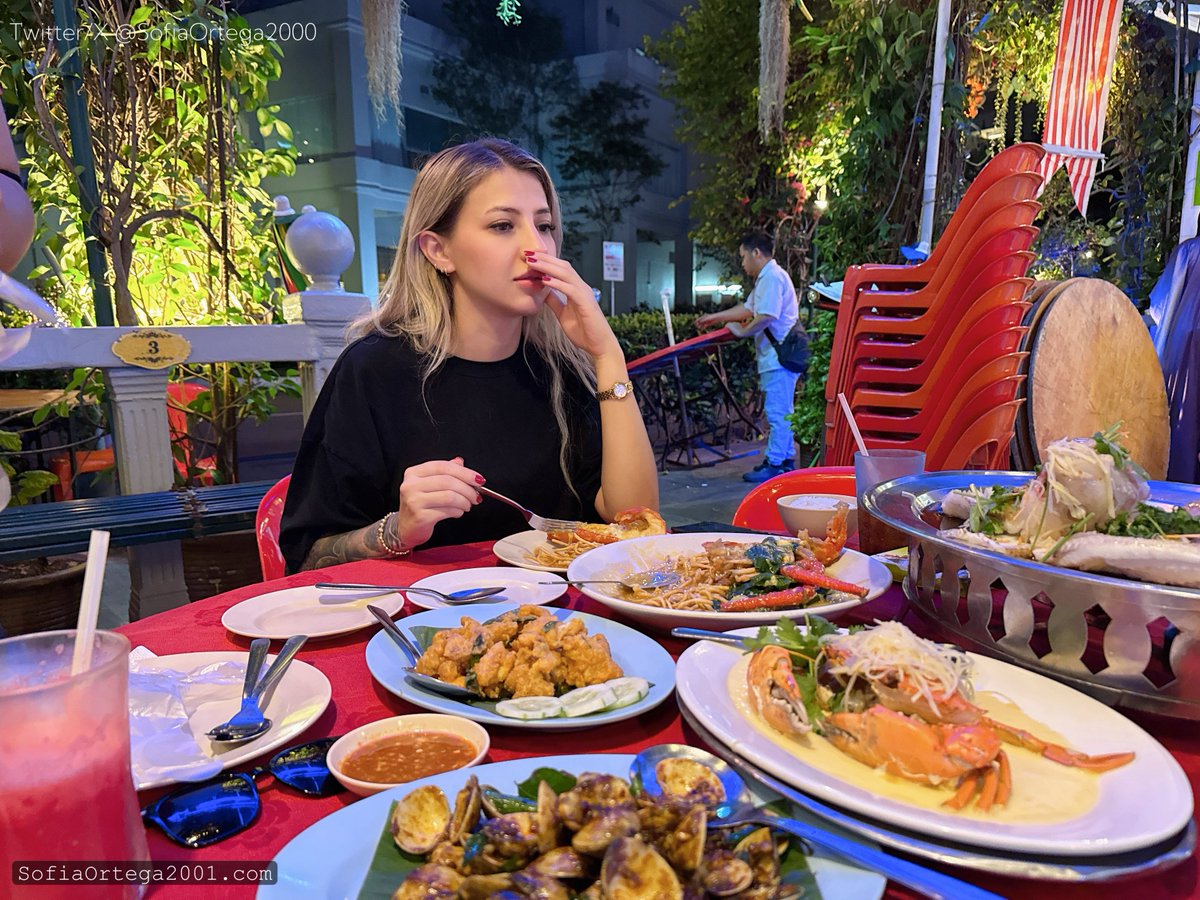 我点了一桌子菜… 三个人七个菜…

索菲瞪大眼睛：“人家请客，你好意思点这么多啊？让我怎么好意思撒开了吃？” 

我回了一个超级大白眼：“他妈不废话么，肯定是我掏钱啊，不就为了让你什么都尝尝… ” 

说罢，粉丝给索菲夹起了龙虾表示自己海鲜过敏🌚 索菲表示怎么吃？扣着吃么？ https://t.co/4MZn26VzkW