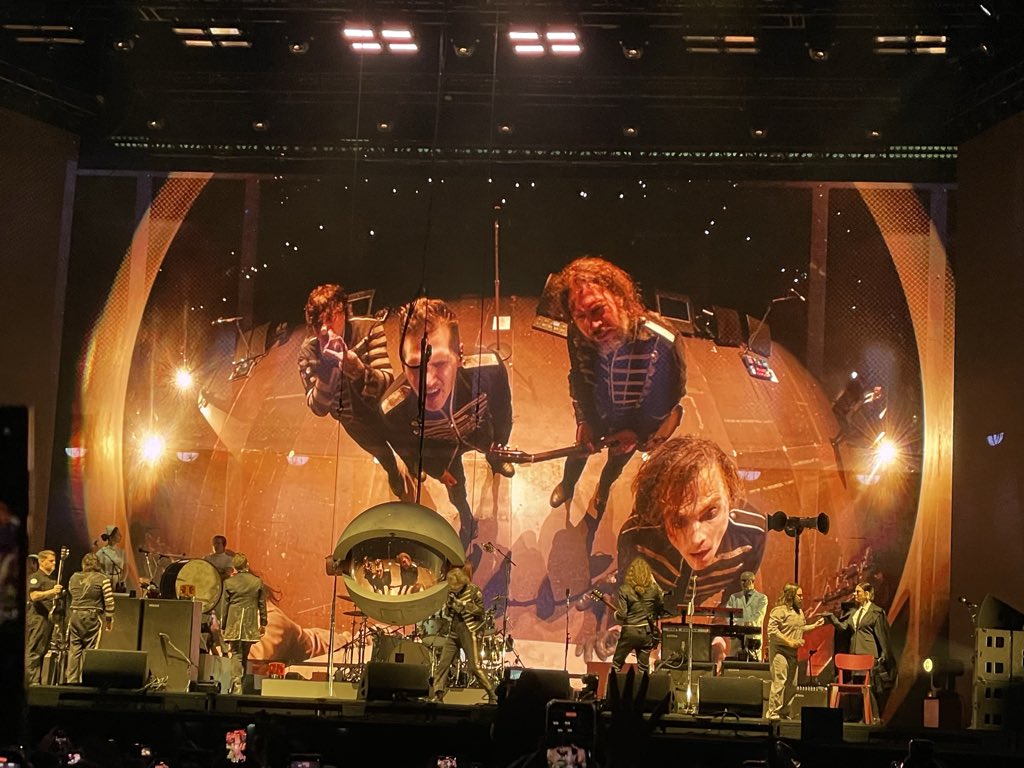 ScarletCloak's tweet image. #MCRBrasil