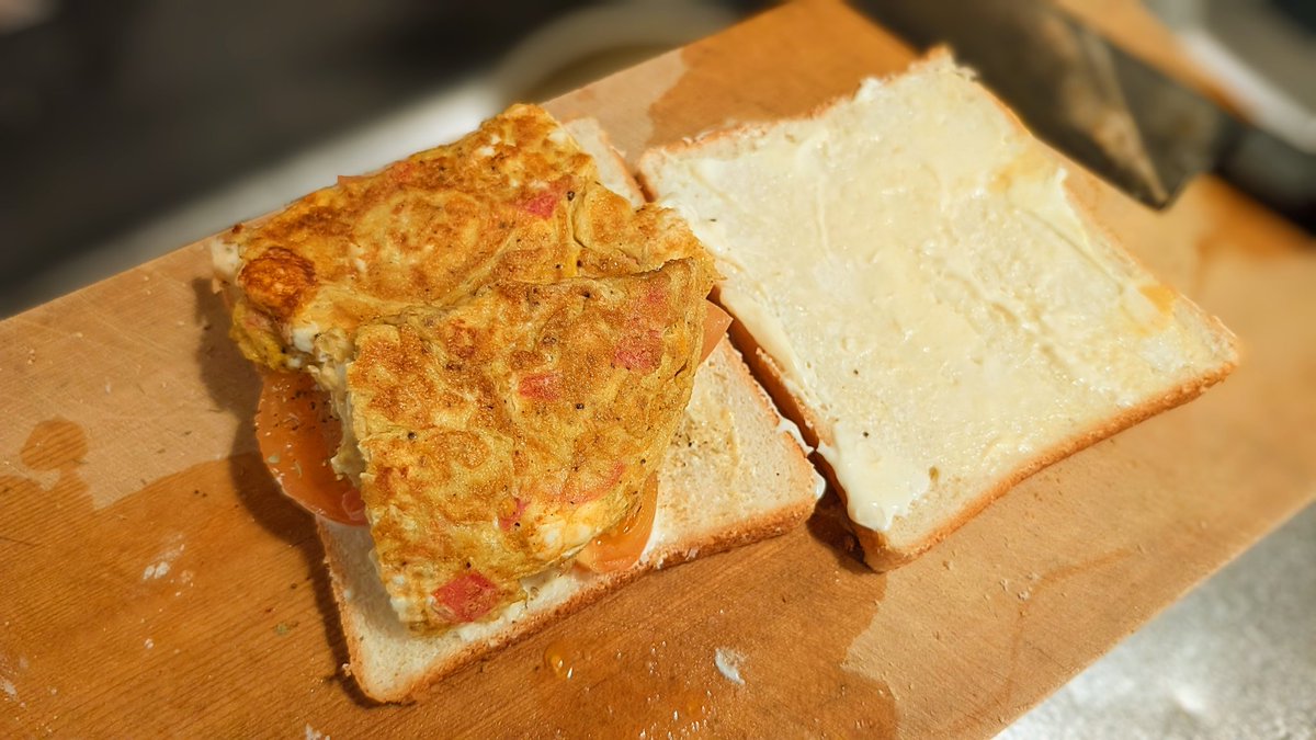 朝ごはん久々卵(オムレツ)サンドにした。オムレツはおいしい。