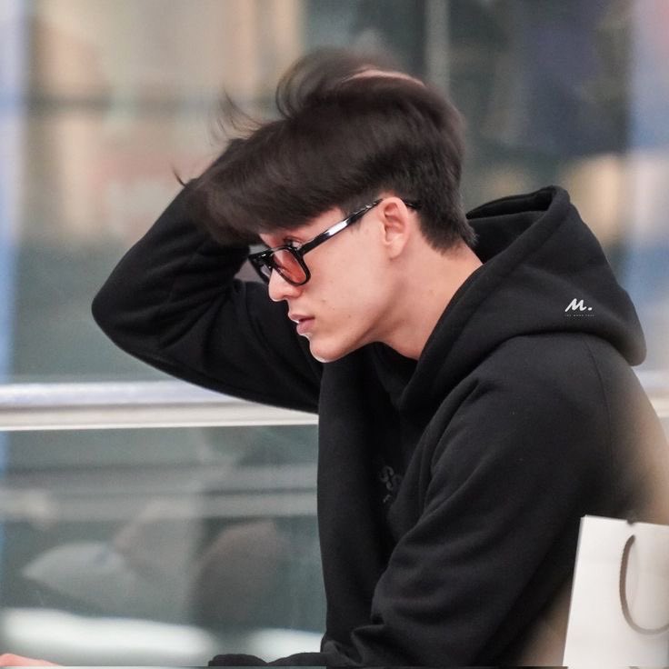 itslicetomeetya's tweet photo. 🍼 : Daddy Why did you hug papa? 
🐻 : Because I love papa, he is my man. 
🍼 : Shhhhh *cover joss lips with his little hand* No! only I can hug papa! 
🐻 : what do you mean? He is my husband!
🍼 : He is my papa!
🐧 : Joss! I told you to get guinzly to take a bath!

#JossGawin AU https://t.co/3F7TRSdS4t