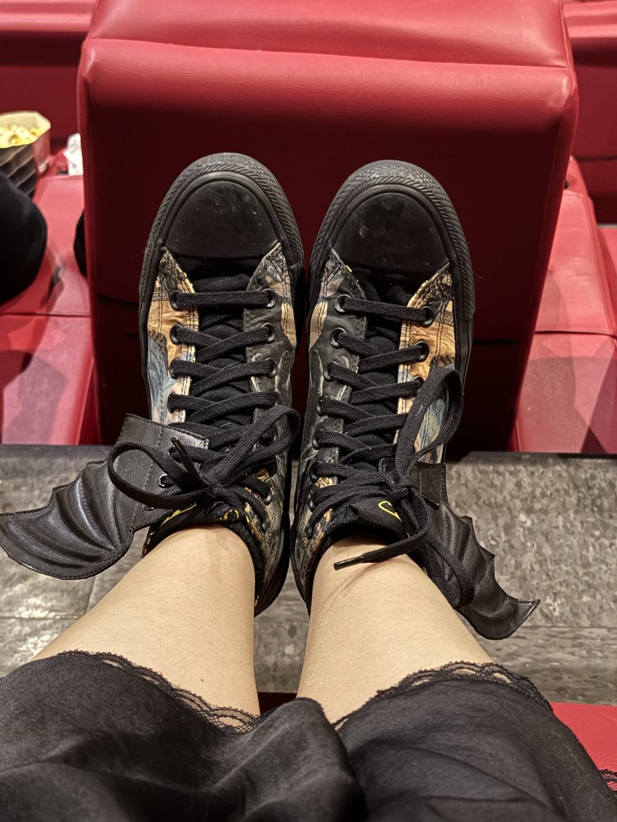 timothvy's tweet image. do we fuck with the batman converse