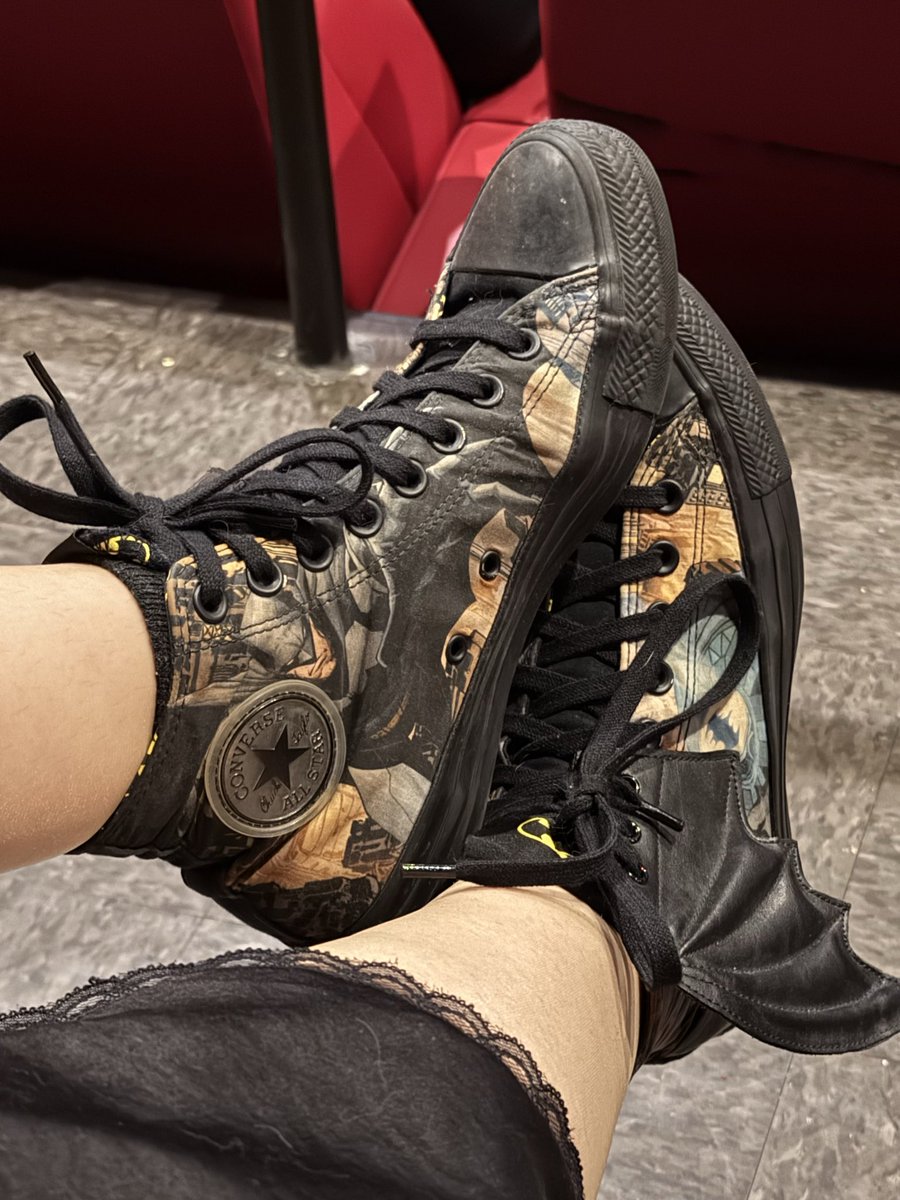 timothvy's tweet image. do we fuck with the batman converse