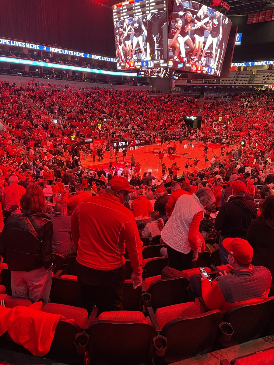 Allison73305113's tweet photo. Thank you @wlclar02 for the tickets! Go Cards! 🏀 https://t.co/3qszReQBSF