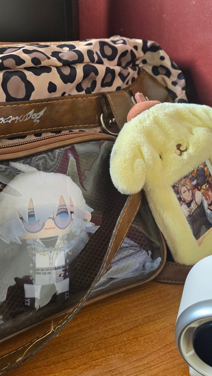 the way this itabag isn't  even decorated 😭 just wanted to bring my oshis, who have no relatives to e/o whatsoever, to school
