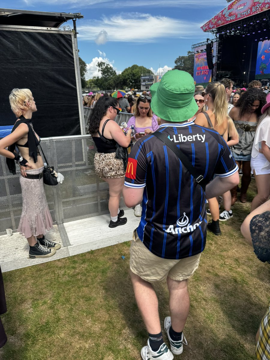 Laneway 2026 ✅ featuring some of my faves 🏰🍕💙🖤